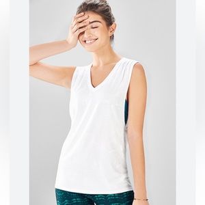 Taryn Ultra Light V-Neck Tank NWOT medium white rose pattern